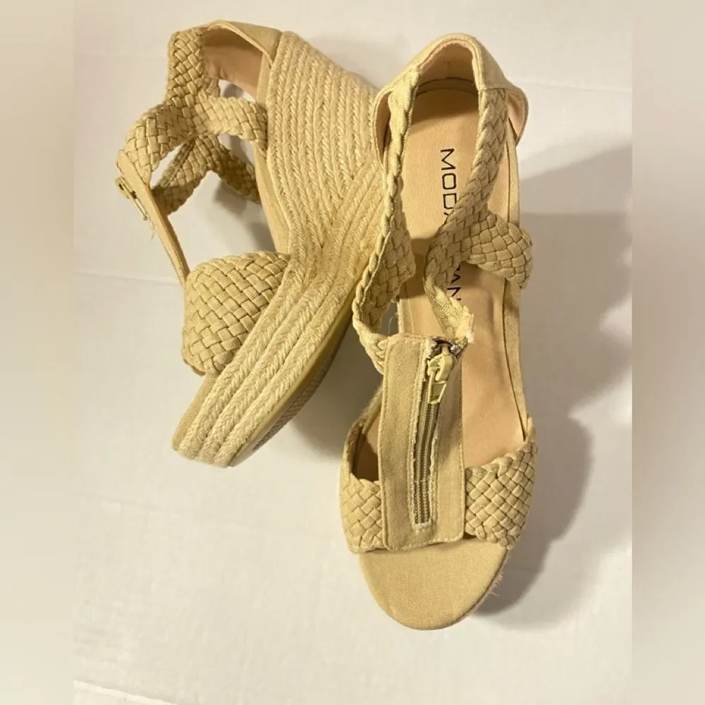 🛍️Moda Spana Beige wedge sandal with zipper size : 9M💥